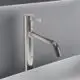 Waschtischarmatur aus Edelstahl mit einem gebogenen Auslauf und einem hebel betriebenen Bedienungselement, präsentiert von Ideal Standard.